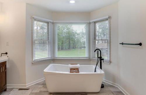 Patio and Pool Table Lake Marion Getaway - Foto 20