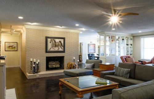 Oakwood Manor - Steps to Oaklawn, minutes to Downtown, Lakes, More - Foto 4