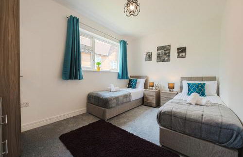 Spacious and Bright 2 Bedroom Apartment, Sleeps 6, 1st Floor with Free Parking, Business and Leisure by Jesswood Properties - Photo 2