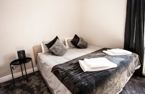 Contractor house, sleeps 7, close to restaurant's & bars, long stays available, Oveyo Accommodation - Foto 12