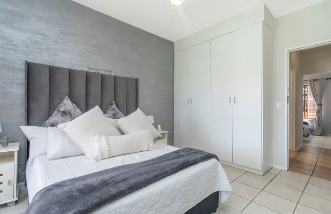 Exquisite 2 Bedroom Garden Townhouse in the Heart of Fourways - Foto 2