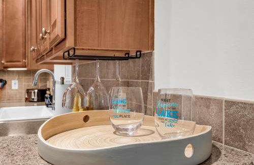 Peaceful Lake Lure Cabin, Hot Tub, Huge Screened Porch, Private Beach - Foto 9