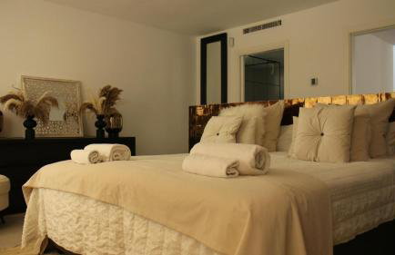 Marbella Bliss - Serenity 4-Bedroom VILLA with Exclisive HEATED Private POOL & Jacuzzi, Tropical Garden, Marbesa - Steps from the Cabopino Beach - Photo 33
