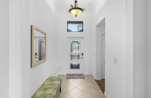 Enchanting 3 Bedroom Home Waterfront Pool and Spa - Foto 8