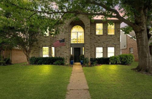 Newly updated 5BR/2.5BA w/pool sleep 16 ppl• - Photo 11