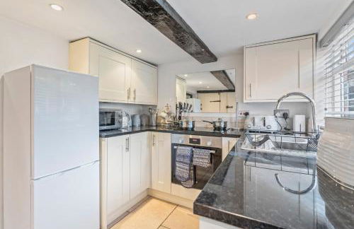 3BR Kingswood Cottage with Detached Unit - Photo 9