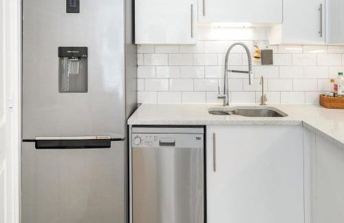 5 Min to Heathrow & Uxbridge Station with Parking - Photo 16