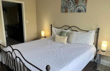 Spacious 2 Bed, 2 Bath Uptown Gem in the Heart of the City-Parking-Wi-Fi-Balcony-Walk to BOA Stadium - Foto 13