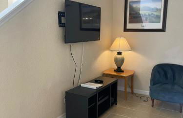 Spacious 4 BR Townhouse with 2 King Size Master Bedrooms, 3 miles to Disney, Free WiFi and Free Parking - Foto 4