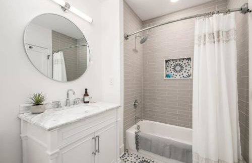 Chateau in the Village - Brand New 3BD 5BA - Foto 27