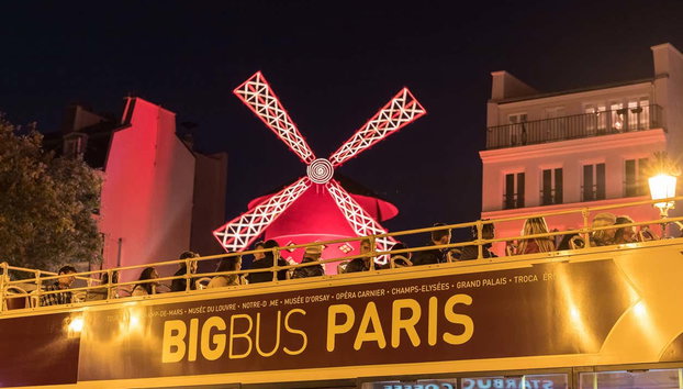 Paris Open-Top Big Bus Evening Tour - Foto 5, Passing the famous Moulin Rouge