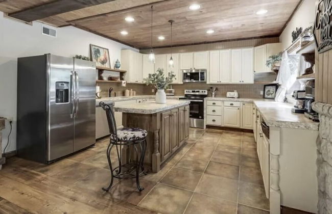 The Log Palace Private Guest Suite 2 Bedroom Cabin by RedAwning - Foto 4