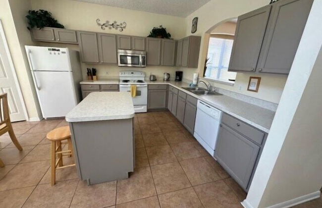 South Facing Pool Home - Room for the Whole Family! - Photo 9