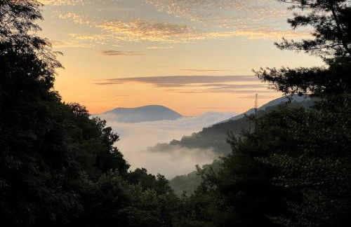 Romantic Getaway or Family Vacay with Mountain Views & Hot Tub - Foto 9