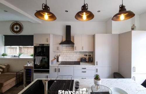 Spacious 6-Bed with Large Patio and Free Parking - Foto 1