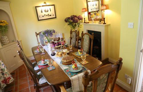 3-bedroom cottage set in a large enclosed garden - Foto 19