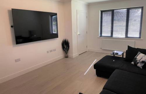 Modern 2 Bedroom House, Edinburgh. - Photo 8