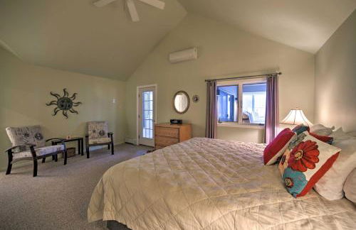 Lakefront Bolton Retreat with Balcony and Views! - Foto 23