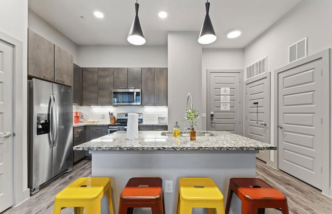 Upscale 1BR King Suite Close to Downtown w Fast Wifi - Foto 8