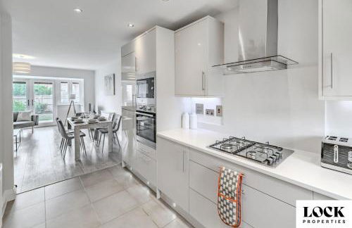 Family & Contractor Friendly 3 bed house Sleeps 8 in Maidenhead - Foto 4