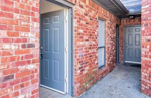 Front Lake Holiday 2BR 1BA Guest Home with Hot Tub - Foto 26