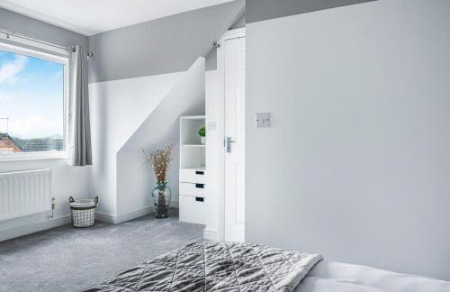 3BR Home with Garden & Free Parking - Foto 29