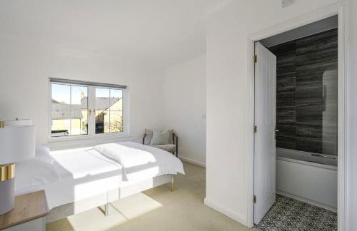 Luxurious 3 Bed House with Free Parking, Sky TV, Movies & Netflix - Foto 12