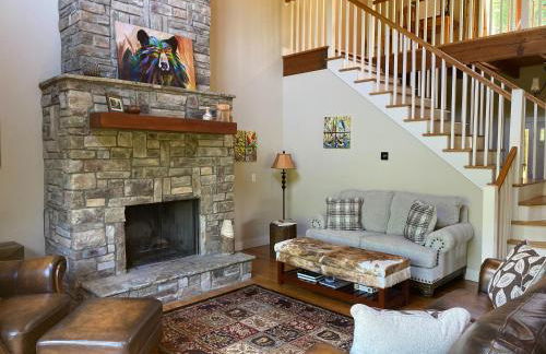 Fireside Retreat Hot Tub, Game Area, Fire Pit & Mountaintop Views! - Foto 14