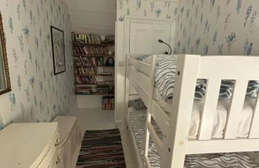 Tenby Victorian Villa with parking, pets allowed - Photo 45