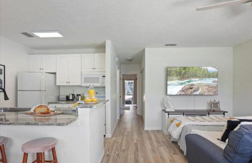 The YinYang - King Bed , Workspace , Full Kitchen - Foto 10