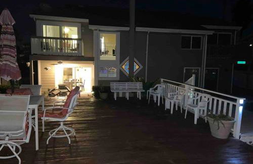 Waterfront Sleeps 6 near Marina with Hot Tub - Foto 7