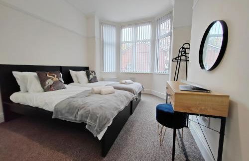 Central Manchester Modern 4 Bed House - free parking - Foto 6