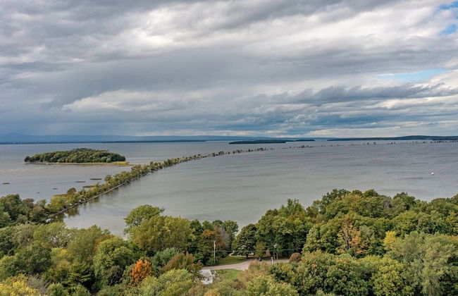 Cozy Colchester Cabin near Lake by RedAwning - Foto 35