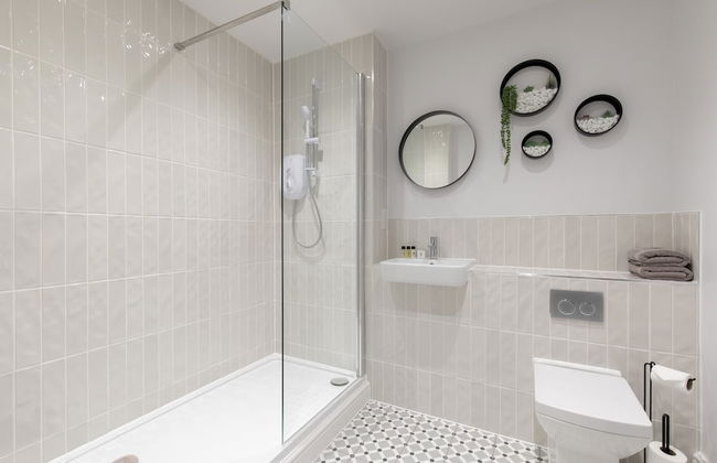 Elliot Oliver - Luxury 2 Bedroom Regency Apartment With Parking & EV Charger - Photo 13