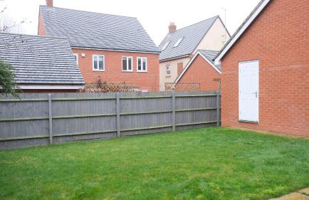 Spacious 4 Bedroom Home with Garden in Bedford - Foto 16
