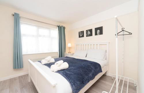 Spacious 4 Bed House Free Parking Near Station - Pass the Keys - Foto 34