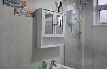 Modern 3 Bed Home Central Location free WiFi Netflix and street parking - Foto 9