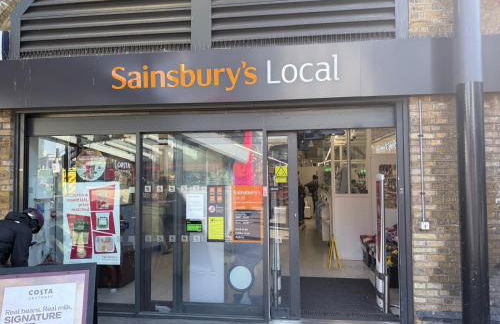 Vauxhall Central - Spacious 3-Bed Serviced Apartment- Balcony-Free Parking - Lift - Sleeps 7 - Photo 45