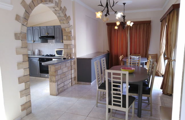 Huge ! Lovely! Private! Villa in The Heart Of Coral Bay! Car Not Essential ! - Photo 1