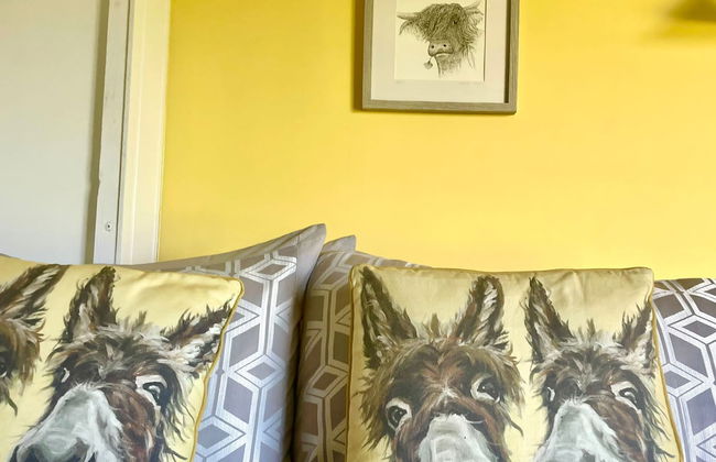 Shepherds Hut With Hot Tub, North Wales, Anglesey - Photo 2