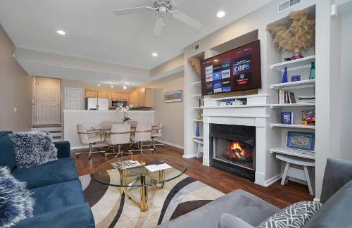 Lux Townhouse, Walk to All, Sleeps 6 Adults - Photo 2