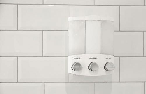 Sleeps 6. Free Wifi. Free Parking central location. - Photo 26