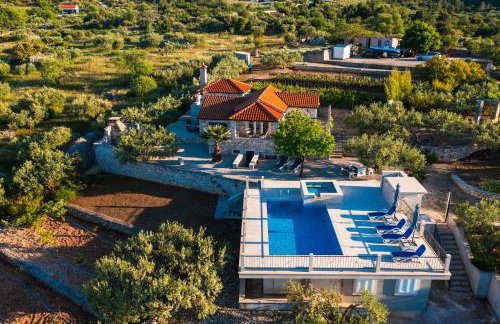 VILLA AGAPE - Three bedroom villa on 15k m2 olive grove - Incredible 360 view - Free parking - Private pool and jacuzzi - Foto 2