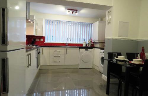 StayNEC Moat House Birmingham - For Company, Contractor and Leisure Stays - NEC, HS2, JLR, Airport - Foto 1