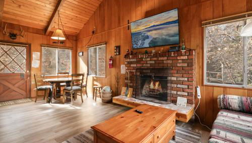 Joebellarue Home - 3BR Chalet with Forest Views, Fireplace, Deck, BBQ - Foto 2