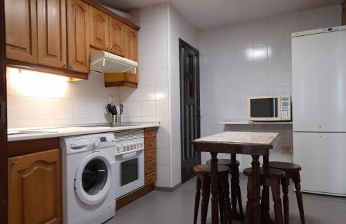 NO FIESTAS, 5 DORMITORIOS Solo familias, parejas o trabajo PARKING Público Gratis a 300m - Foto 11