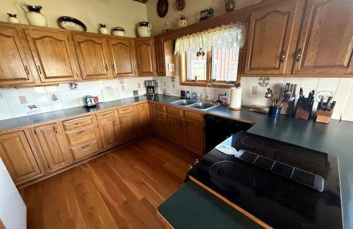 Charming Riverfront Guest House with Deck Overlooking Madison River, Near Ennis, Montana - Foto 5