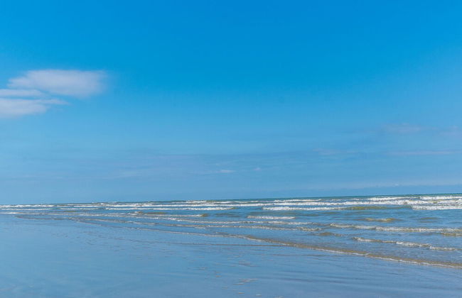 2nd Row Beach Home Ocean Views Old School Vibes - 1 min Walk to Sunny Beach - Foto 13