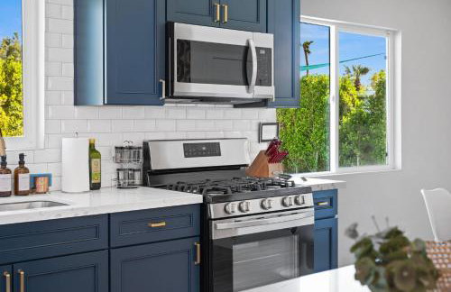 NEW Retro Escape 70's Vibes Wellness Game Room - Foto 15