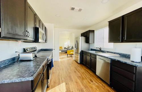 Glendale Gem with Pool & Office in Prime Location - Foto 4